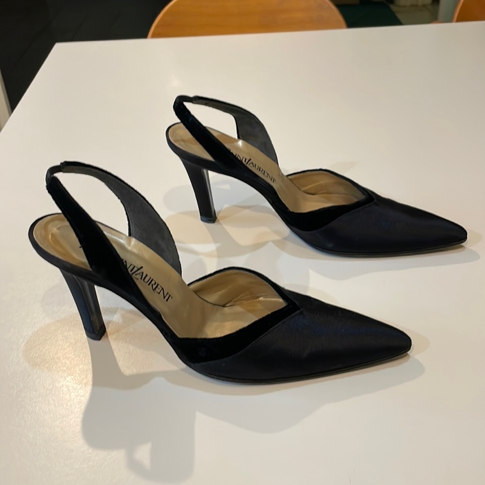 YVES SAINT LAURENT Black POI de SOIE PUMPS W/ a little detail of black velvet